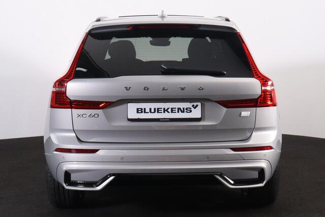 Volvo XC60 T6 Recharge AWD R-Design - Panorama/schuifdak - IntelliSafe Assist & Surround - Harman/Kardon audio - Adaptieve LED koplampen - Parkeercamera achter - Verwarmde voorstoelen & stuur - Parkeersensoren voor & achter - Elektr. bedienb. voorstoelen met geheuge