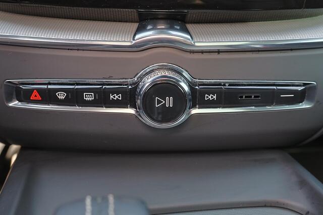 Volvo XC60 T6 Recharge AWD R-Design - Panorama/schuifdak - IntelliSafe Assist & Surround - Harman/Kardon audio - Adaptieve LED koplampen - Parkeercamera achter - Verwarmde voorstoelen & stuur - Parkeersensoren voor & achter - Elektr. bedienb. voorstoelen met geheuge