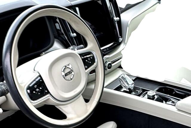 Volvo XC60 2.0 T6 AWD 250kW/340pk Aut8 Recharge Inscription Excl. Facelift! HARMAN/KARDON + PANORAMADAK + EL.TREKHAAK + VOORRUITVERWARMING + ADAPT.CRUISE + STOEL-&STUURVERWARMING + CAMERA + PD-GLASS + GOOGLE DASH + KEYLESS ENTRY&GO + PARKSENSOREN + 19" LM-VELGEN!!