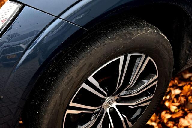 Volvo XC60 2.0 T6 AWD 250kW/340pk Aut8 Recharge Inscription Excl. Facelift! HARMAN/KARDON + PANORAMADAK + EL.TREKHAAK + VOORRUITVERWARMING + ADAPT.CRUISE + STOEL-&STUURVERWARMING + CAMERA + PD-GLASS + GOOGLE DASH + KEYLESS ENTRY&GO + PARKSENSOREN + 19" LM-VELGEN!!