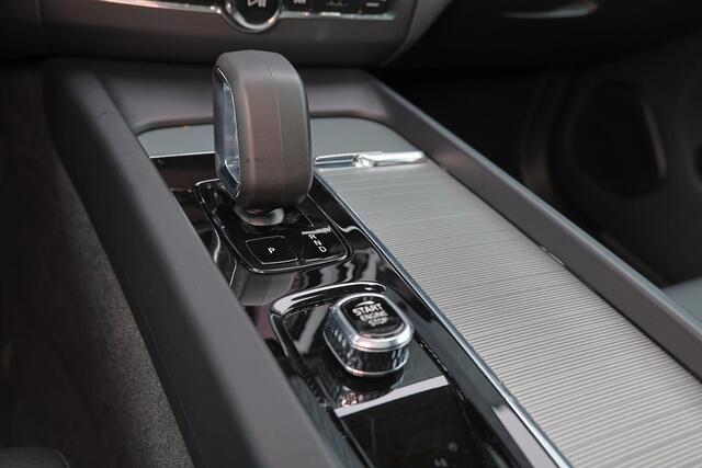 Volvo XC60 T6 Recharge AWD Core Bright - Panorama/schuifdak - IntelliSafe Assist & Surround - Harman/Kardon audio - Adaptieve LED koplampen - Parkeercamera achter - Verwarmde voorstoelen, stuur & achterbank - Parkeersensoren voor & achter - Elektr. bedienb. voorstoe