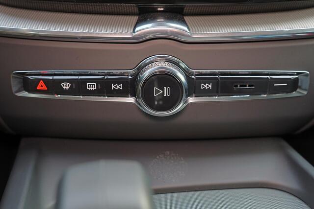 Volvo XC60 T6 Recharge AWD Plus Dark - Luchtvering - Panorama/schuifdak - IntelliSafe Assist & Surround - 360º Camera - Harman/Kardon audio - Adaptieve LED koplampen - Verwarmde voorstoelen, stuur & achterbank - Parkeersensoren voor & achter - Elektr. bedienb. voors