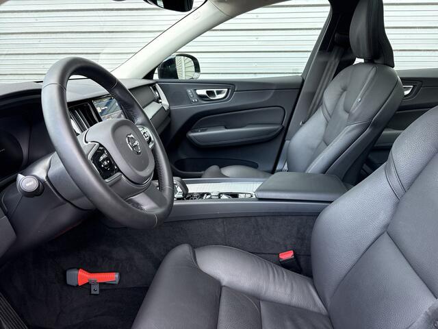 Volvo XC60 T6 Plug-in hybrid AWD Plus Dark / 360 camera / all season banden / Panoramadak / semi-elektrische trekhaak /