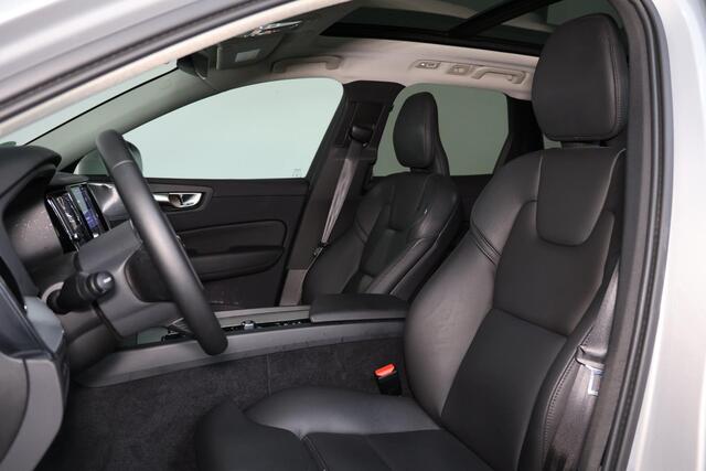 Volvo XC60 T6 Recharge AWD Plus Dark - Panorama/schuifdak - IntelliSafe Assist & Surround - 360º Camera - Harman/Kardon audio - Adaptieve LED koplampen - Verwarmde voorstoelen, stuur & achterbank - Parkeersensoren voor & achter - Elektr. bedienb. voorstoelen met geh