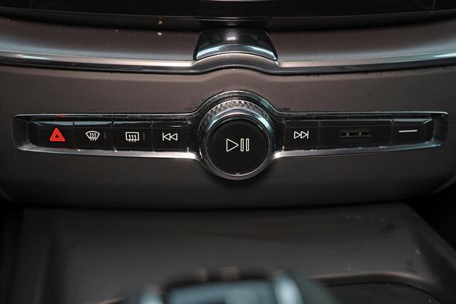 Volvo XC60 T5 AWD Inscription - IntelliSafe Surround - Parkeercamera achter - Verwarmde voorstoelen - Parkeersensoren voor & achter - Cruise control - Extra getint glas - Elektr. inklapbare trekhaak - 18' LMV