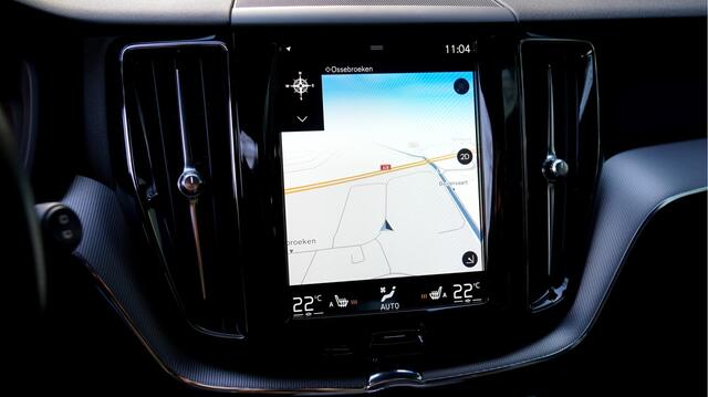 Volvo XC60 2.0 T8 AWD 299kW/407pk Aut8 Twin Engine R-Design LUCHTVERING + PANORAMADAK + SPORTSTOELEN + LEDEREN BEKLEDING + CRUISE + SUBWOOFER + EL.TREKHAAK + STOELVERWARMING + LANE ASSIST + KEYLESS ENTRY&GO + CAMERA + PARKEERSENSOREN A + 21" LM-VELGEN!!