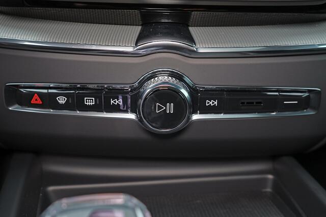 Volvo XC60 T6 Recharge AWD Plus Black Edition - Panorama/schuifdak - IntelliSafe Assist & Surround - 360º Camera - Harman/Kardon audio - Adaptieve LED koplampen - Verwarmde voorstoelen, stuur & achterbank - Parkeersensoren voor & achter - Elektr. bedienb. voorstoele