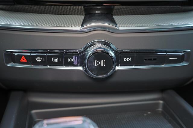 Volvo XC60 T6 Recharge AWD Ultra Black Edition - Panorama/schuifdak - IntelliSafe Assist & Surround - 360º Camera - Harman/Kardon audio - Adaptieve LED koplampen - Verwarmde voorstoelen, stuur & achterbank - Parkeersensoren voor & achter - Elektr. bedienb. voorstoel