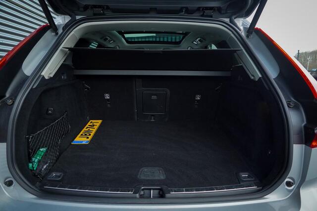 Volvo XC60 2.0 T6 Plug-in hybrid AWD Inscription / Pano / Trekhaak / Stoel&Stuurwielverwarming