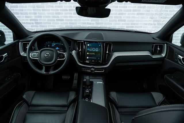 Volvo XC60 T6 Plug-in hybrid AWD R-Design Aut. | Long Range | Google Maps | Adaptieve Cruise Control | Panoramadak | Trekhaak | Harman Kardon Audio | Stoel-/Stuur-/Voorruitverwarming | Parkeercamera |
