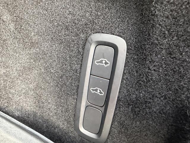 Volvo XC60 2.0 Recharge T6 AWD R-Design Facelift Luchtvering Panorama dak