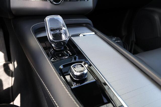 Volvo XC90 T8 Recharge AWD Ultimate Dark - LONG RANGE - Luchtvering - Panorama/schuifdak - IntelliSafe Assist & Surround - 360º Camera - Bowers & Wilkins audio - Adaptieve LED koplampen - Verwarmde voorstoelen, stuur & achterbank - Parkeersensoren voor & achter - El