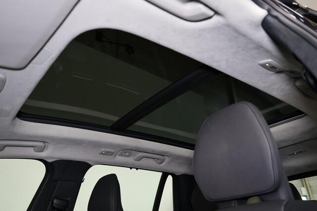 Volvo XC90 T8 Recharge AWD Ultra Bright - LONG RANGE - Panorama/schuifdak - IntelliSafe Assist & Surround - Harman/Kardon audio - Adaptieve LED koplampen - Parkeercamera achter - Verwarmde voorstoelen, stuur & achterbank - Parkeersensoren voor & achter - Elektr. bed