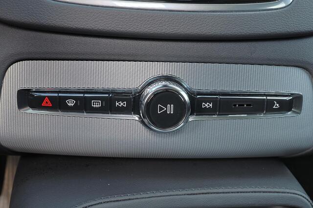 Volvo XC90 T8 Recharge AWD Ultimate Bright - LONG RANGE - Panorama/schuifdak - IntelliSafe Assist & Surround - 360º Camera - Harman/Kardon audio - Adaptieve LED koplampen - Verwarmde voorstoelen, stuur & achterbank - Parkeersensoren voor & achter - Elektr. bedienb. 