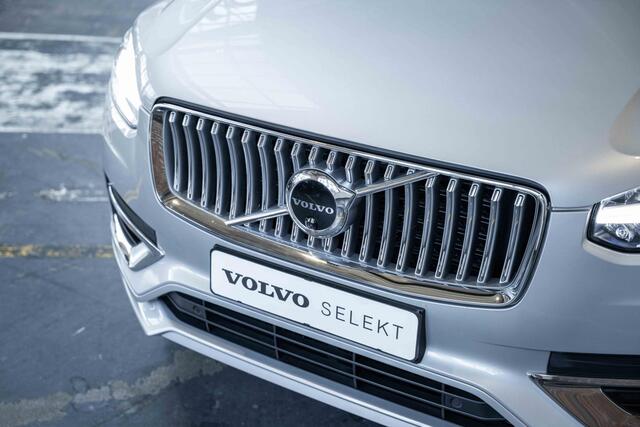 Volvo XC90 T8 Recharge AWD Ultimate Bright | Wegklapbare trekhaak | Bowers & Wilkins premium audio | Luchtvering | 1ste eigenaar | Nappa lederen bekleding | Stoelverwarming | Gelamineerde zijruiten | Stoelventilatie | 360° parkeerverwarming | Parkeersensoren voor + 