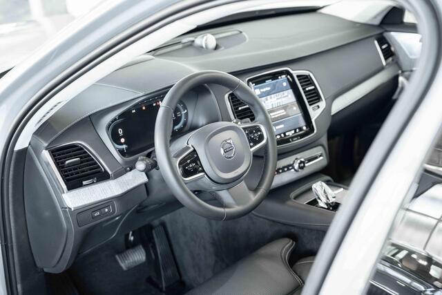 Volvo XC90 T8 Recharge AWD Ultimate Bright | Wegklapbare trekhaak | Bowers & Wilkins premium audio | Luchtvering | 1ste eigenaar | Nappa lederen bekleding | Stoelverwarming | Gelamineerde zijruiten | Stoelventilatie | 360° parkeerverwarming | Parkeersensoren voor + 