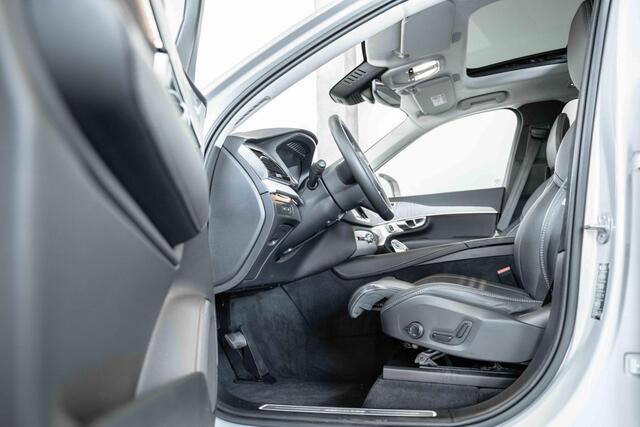 Volvo XC90 T8 Recharge AWD Ultimate Bright | Wegklapbare trekhaak | Bowers & Wilkins premium audio | Luchtvering | 1ste eigenaar | Nappa lederen bekleding | Stoelverwarming | Gelamineerde zijruiten | Stoelventilatie | 360° parkeerverwarming | Parkeersensoren voor + 