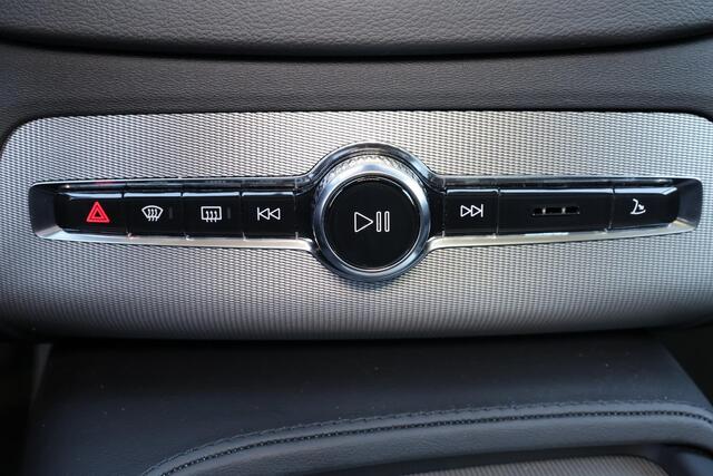 Volvo XC90 T8 Recharge AWD Ultimate Dark - Luchtvering - Panorama/schuifdak - IntelliSafe Assist & Surround - 360º Camera - Verwarmde voorstoelen, stuur & achterbank - Parkeersensoren voor & achter - Elektr. bedienb. voorstoelen met geheugen - Head up display - Draa