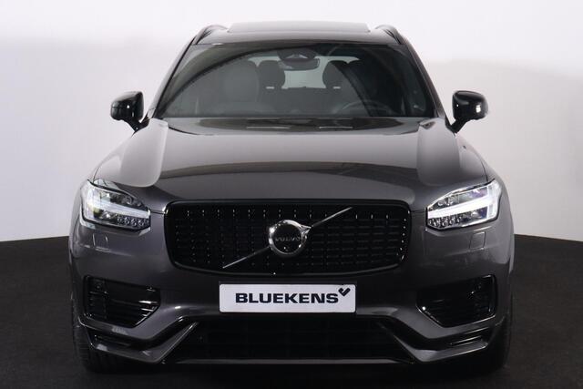 Volvo XC90 T8 Recharge AWD Ultra Dark - LONG RANGE - Luchtvering - Panorama/schuifdak - IntelliSafe Assist & Surround - 360º Camera - Adaptieve LED koplampen - Verwarmde voorstoelen, stuur & achterbank - Parkeersensoren voor & achter - Elektr. bedienb. voorstoelen m