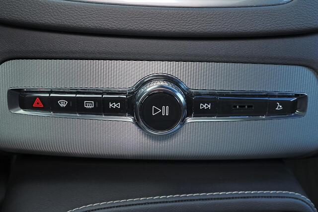 Volvo XC90 T8 Recharge AWD Ultra Dark - LONG RANGE - Luchtvering - Panorama/schuifdak - IntelliSafe Assist & Surround - 360º Camera - Adaptieve LED koplampen - Verwarmde voorstoelen, stuur & achterbank - Parkeersensoren voor & achter - Elektr. bedienb. voorstoelen m