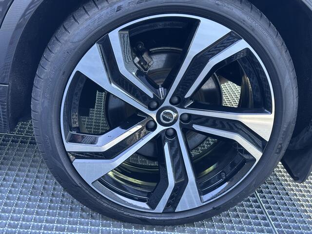 Volvo XC90 2.0 T8 Recharge AWD Ultra Dark / Trekhaak / Pano. dak / Luchtvering / Head-up display / Bowers & Wilkins / 22" velgen / Elek. verstelbare stoelen / Stoelen voor + achter en stuur verwarmd /