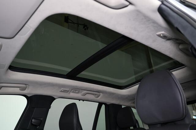 Volvo XC90 T8 Recharge AWD Ultra Dark - Luchtvering - Panorama/schuifdak - IntelliSafe Assist & Surround - 360º Camera - Bowers & Wilkins audio - Adaptieve LED koplampen - Verwarmde voorstoelen, stuur & achterbank - Parkeersensoren voor & achter - Elektr. bedienb. v