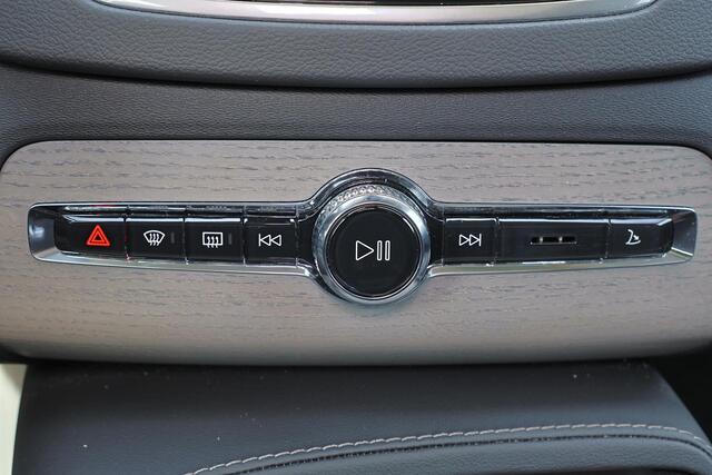 Volvo XC90 T8 Recharge AWD Ultra Dark - Luchtvering - Panorama/schuifdak - IntelliSafe Assist & Surround - 360º Camera - Bowers & Wilkins audio - Adaptieve LED koplampen - Verwarmde voorstoelen, stuur & achterbank - Parkeersensoren voor & achter - Elektr. bedienb. v