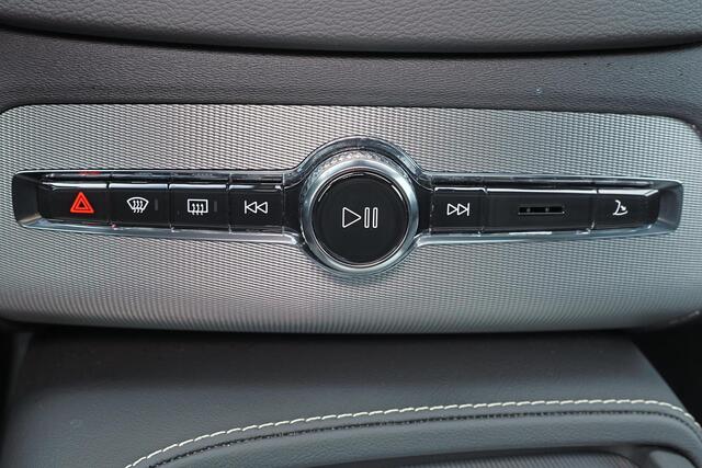 Volvo XC90 T8 Recharge AWD Plus Bright - LONG RANGE - Luchtvering - Panorama/schuifdak - IntelliSafe Assist & Surround - 360º Camera - Bowers & Wilkins audio - Adaptieve LED koplampen - Verwarmde voorstoelen, stuur & achterbank - Parkeersensoren voor & achter - Elek