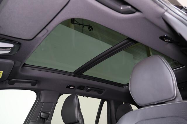 Volvo XC90 T8 Recharge AWD Ultra Dark - Luchtvering - Panorama/schuifdak - IntelliSafe Assist & Surround - 360º Camera - Bowers & Wilkins audio - Adaptieve LED koplampen - Verwarmde voorstoelen, stuur & achterbank - Parkeersensoren voor & achter - Elektr. bedienb. v