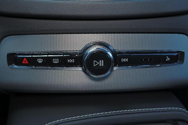 Volvo XC90 T8 Recharge AWD Ultra Dark - Luchtvering - Panorama/schuifdak - IntelliSafe Assist & Surround - 360º Camera - Bowers & Wilkins audio - Adaptieve LED koplampen - Verwarmde voorstoelen, stuur & achterbank - Parkeersensoren voor & achter - Elektr. bedienb. v