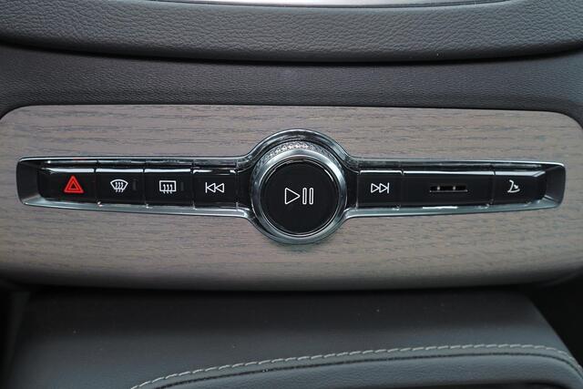 Volvo XC90 T8 Recharge AWD Ultra Dark - Luchtvering - Panorama/schuifdak - IntelliSafe Assist & Surround - 360º Camera - Adaptieve LED koplampen - Verwarmde voorstoelen, stuur & achterbank - Parkeersensoren voor & achter - Elektr. bedienb. voorstoelen met geheugen -