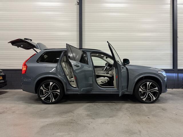 Volvo XC90 T8 Recharge AWD R-Design THUNDERGREY PANO/B&W/LUCHTVERING/TREKHAAK/360CAMERA/HEAD-UP/22"/MASSAGE+VENTILATIE/CRYSTAL-POOK/SFEER/ULTIMATE-DARK/NIEUW MODEL 2023