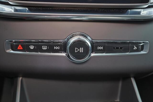 Volvo XC90 T8 Recharge AWD Ultra Dark - LONG RANGE - Luchtvering - Panorama/schuifdak - IntelliSafe Assist & Surround - 360º Camera - Verwarmde voorstoelen, stuur & achterbank - Parkeersensoren voor & achter - Elektr. bedienb. voorstoelen met geheugen - Head up disp