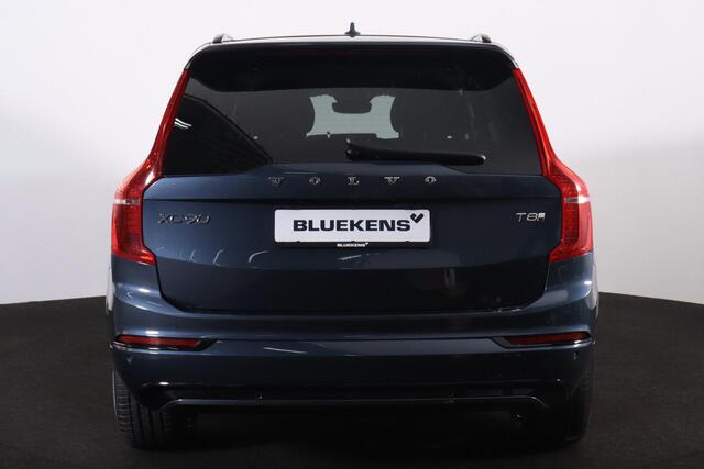 Volvo XC90 T8 Recharge AWD Plus Dark - IntelliSafe Assist & Surround - Adaptieve LED koplampen - Parkeercamera achter - Verwarmde voorstoelen, stuur & achterbank - Parkeersensoren voor & achter - Elektr. bedienb. voorstoelen met geheugen - Draadloze tel. lader - Ext